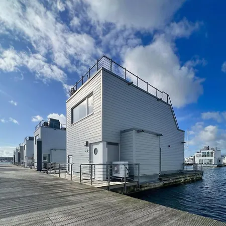 Am Pier Botel